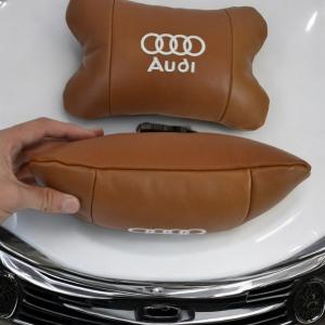 Набір із двох подушок на підголівник Audi, з натуральної коричневої шкіри, Подарунок чоловікові водієві